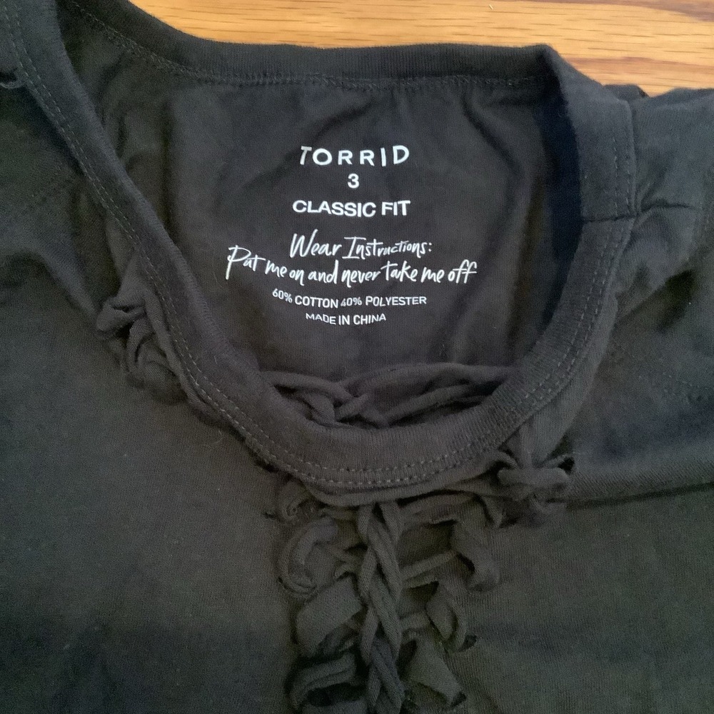 Torrid Classic Fit Sleeveless Tank Top Womens Black Ripped T-Shirt Edgy Rocker 3 - Picture 3 of 4